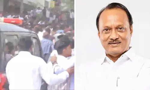 दादा के पार्थिव शरीर को Vidya प्रतिष्ठान ग्राउंड ले जाया गया, जहां लोग अंतिम सम्मान देने के लिए जमा हुए दादा के पार्थिव शरीर को Vidya प्रतिष्ठान ग्राउंड ले जाया गया, जहां लोग अंतिम सम्मान देने के लिए जमा हुए