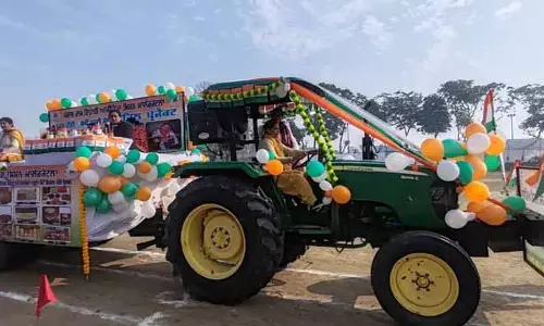 मालेरकोटला में महिला SHG सदस्य ने झांकी खींचते हुए ट्रैक्टर चलाया मालेरकोटला में महिला SHG सदस्य ने झांकी खींचते हुए ट्रैक्टर चलाया