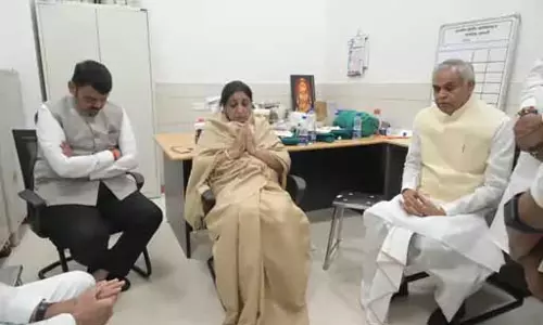 अजित की पत्नी से मिले महाराष्ट्र CM, डिप्टी CM और राज्यपाल अजित की पत्नी से मिले महाराष्ट्र CM, डिप्टी CM और राज्यपाल