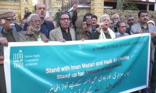 मानवाधिकार कार्यकर्ता मज़ारी को सज़ा मिलने पर Karachi में विरोध-प्रदर्शन शुरू
