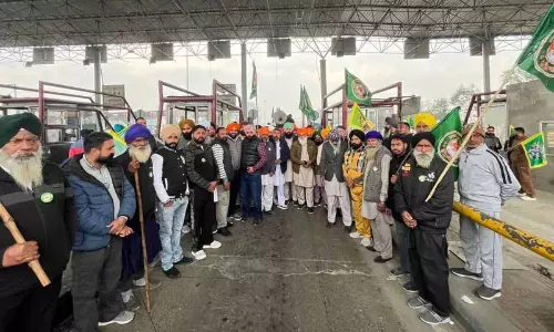 किसानों ने Ladhowal toll plaza को यात्रियों के लिए फ्री कर दिया किसानों ने Ladhowal toll plaza को यात्रियों के लिए फ्री कर दिया