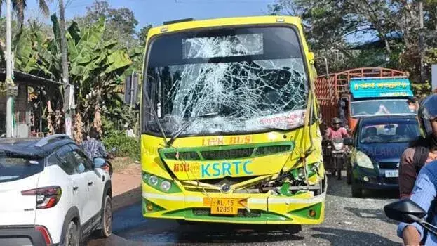 Kerala : वेंजारामूडु में बसों की टक्कर में कई घायल Kerala : वेंजारामूडु में बसों की टक्कर में कई घायल