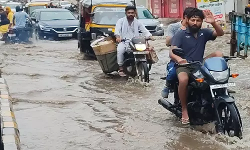 Bhiwani: सड़क पर जलभराव से ट्रैफिक भी बाधित Bhiwani: सड़क पर जलभराव से ट्रैफिक भी बाधित