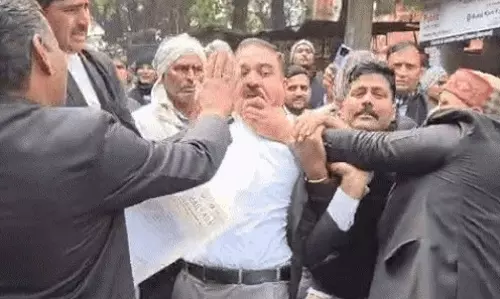 Rewari: कोर्ट परिसर में वकीलों के बीच जमकर मारपीट Rewari: कोर्ट परिसर में वकीलों के बीच जमकर मारपीट