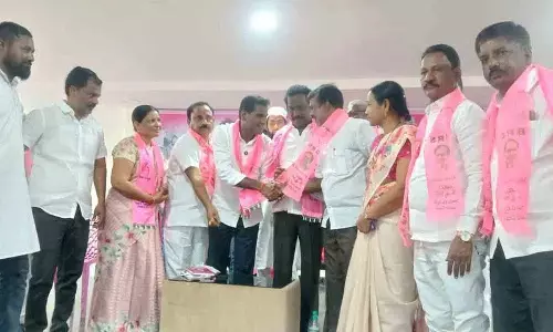 गडवाला में बीजेपी, कांग्रेस नेता BRS पार्टी में शामिल हुए गडवाला में बीजेपी, कांग्रेस नेता BRS पार्टी में शामिल हुए