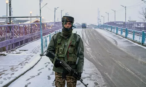 श्रीनगर-जम्मू हाईवे पर ट्रैफिक और एयरपोर्ट पर फ्लाइट का संचालन शुरू