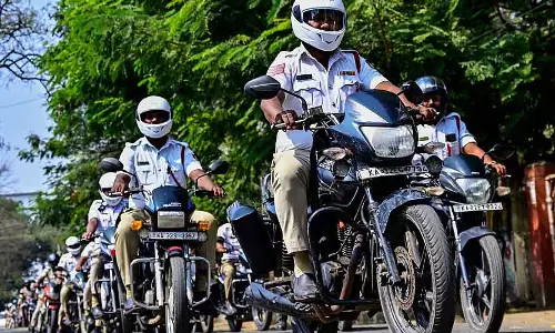 Kalaburagi : हेलमेट जागरूकता के लिए बाइक रैली Kalaburagi : हेलमेट जागरूकता के लिए बाइक रैली