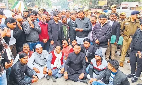 Bareilly: समर्थकों के साथ अग्निहोत्री ने किया शांतिपूर्ण प्रदर्शन