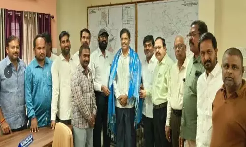AITUC नेताओं ने कोठागुडेम एरिया के जीएम सेलम राजू को सम्मानित किया