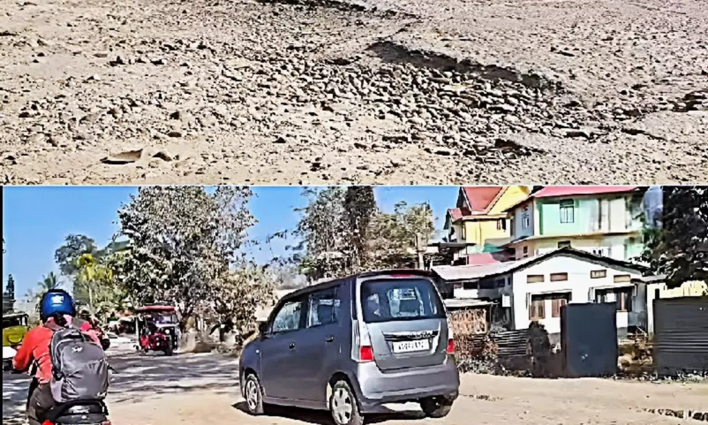 Assam: लखीमपुर में गड्ढों से भरी SH-43 सड़क से रोज़ाना आने-जाने में परेशानी हो रही Assam: लखीमपुर में गड्ढों से भरी SH-43 सड़क से रोज़ाना आने-जाने में परेशानी हो रही