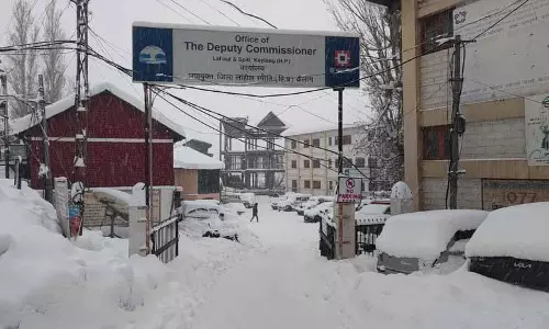 Lahaul-Spiti में भारी बर्फबारी से जनजीवन ठप, सभी सड़कें बंद Lahaul-Spiti में भारी बर्फबारी से जनजीवन ठप, सभी सड़कें बंद