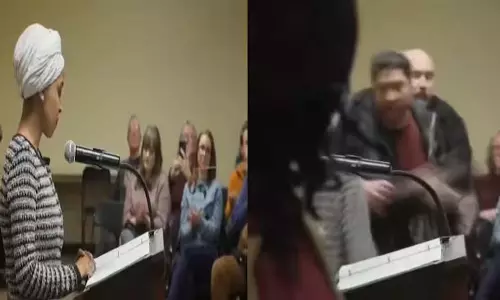 टाउन हॉल में ICE की आलोचना करते समय इल्हान उमर पर गंदा लिक्विड फेंका गया टाउन हॉल में ICE की आलोचना करते समय इल्हान उमर पर गंदा लिक्विड फेंका गया