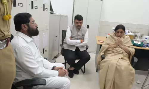 फडणवीस और शिंदे ने Baramati में दिवंगत अजीत पवार की पत्नी से की मुलाकात फडणवीस और शिंदे ने Baramati में दिवंगत अजीत पवार की पत्नी से की मुलाकात