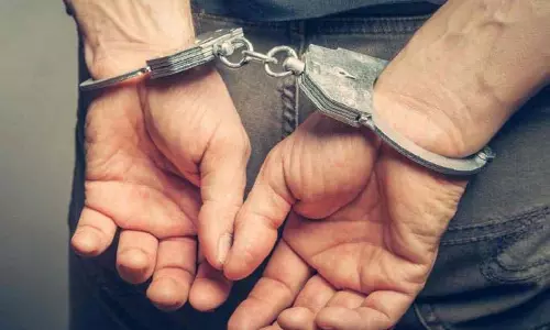 पूर्व कॉर्पोरेटर पर हमले के बाद 15 लोगों पर MCOCA के तहत कार्रवाई, जिसमें कॉर्पोरेटर का पति भी शामिल पूर्व कॉर्पोरेटर पर हमले के बाद 15 लोगों पर MCOCA के तहत कार्रवाई, जिसमें कॉर्पोरेटर का पति भी शामिल