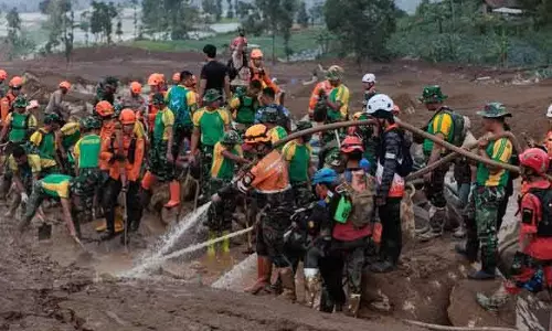 Indonesia में कुदरत का कहर: पासिरलांगू गांव तबाह, बेघर हुए सैकड़ों लोग Indonesia में कुदरत का कहर: पासिरलांगू गांव तबाह, बेघर हुए सैकड़ों लोग