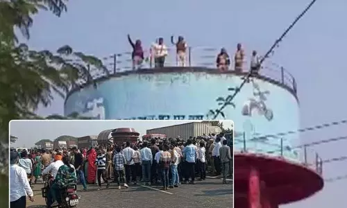 Gosekhurd Project पीड़ितों ने 88 फुट ऊंचे पानी के टैंक पर शोले-स्टाइल में विरोध प्रदर्शन किया Gosekhurd Project पीड़ितों ने 88 फुट ऊंचे पानी के टैंक पर शोले-स्टाइल में विरोध प्रदर्शन किया