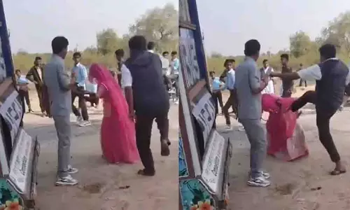 Barmer: सार्वजनिक कार्यक्रम में शर्मनाक हरकत, बुजुर्ग महिला पर हमला Barmer: सार्वजनिक कार्यक्रम में शर्मनाक हरकत, बुजुर्ग महिला पर हमला