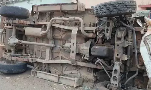 खोरधा में NH-57 पर बोलेरो ने बिजली के खंभे को टक्कर मारी, 3 लोग घायल खोरधा में NH-57 पर बोलेरो ने बिजली के खंभे को टक्कर मारी, 3 लोग घायल