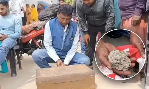 वोटर दादा की कब्र से दस्तावेज़ और मिट्टी लेकर SIR सुनवाई में पहुंचे वोटर दादा की कब्र से दस्तावेज़ और मिट्टी लेकर SIR सुनवाई में पहुंचे