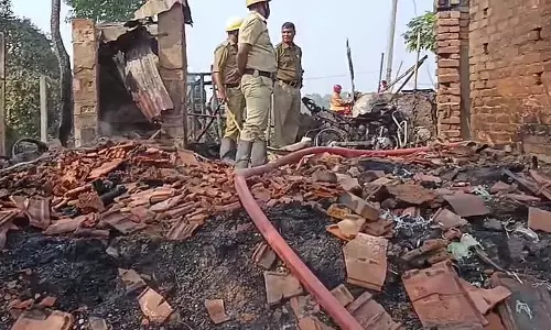 विवाद के चलते कथित तौर पर घर में आग लगाने के आरोप में पड़ोसी गिरफ्तार विवाद के चलते कथित तौर पर घर में आग लगाने के आरोप में पड़ोसी गिरफ्तार