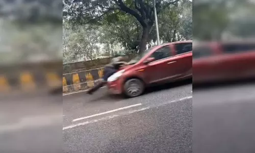 पुलिसकर्मी को कार के बोनट से घसीटने का सनसनीखेज मामला, वीडियो वायरल