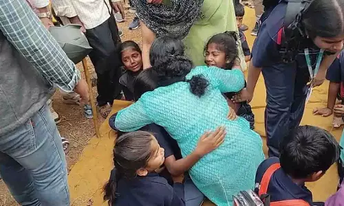 Moinabad में स्कूल बस पलटी, 16 लोगों को मामूली चोटें आईं