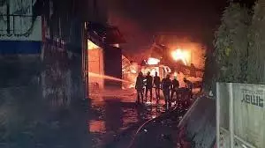 West Bengal fire: मृतकों के परिजनों को 10 लाख मुआवजा, गोदाम मालिक गिरफ्तार West Bengal fire: मृतकों के परिजनों को 10 लाख मुआवजा, गोदाम मालिक गिरफ्तार