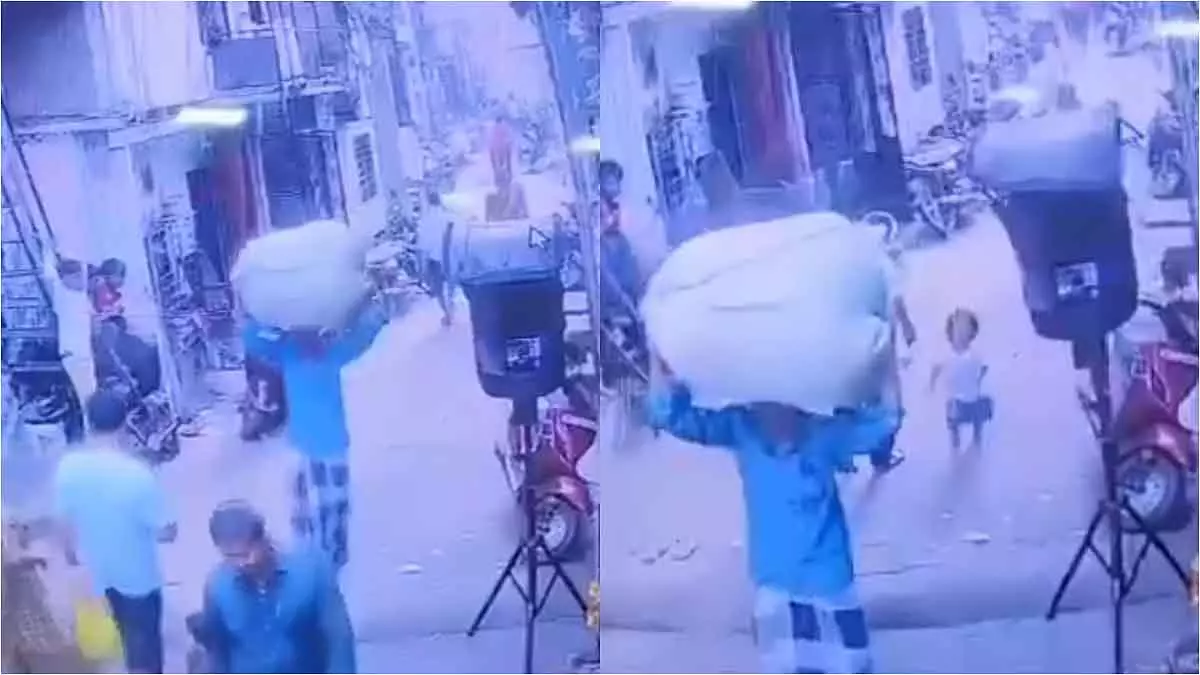 Mumbai : विक्रोली में गणतंत्र दिवस कार्यक्रम के दौरान लाउडस्पीकर गिरने से बच्चे की मौत Mumbai : विक्रोली में गणतंत्र दिवस कार्यक्रम के दौरान लाउडस्पीकर गिरने से बच्चे की मौत