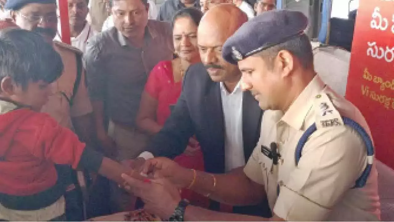 Hyderabad पुलिस ने मेदाराम जतारा में बच्चों की सुरक्षा के लिए क्यूआर रिस्टबैंड लॉन्च किया Hyderabad पुलिस ने मेदाराम जतारा में बच्चों की सुरक्षा के लिए क्यूआर रिस्टबैंड लॉन्च किया