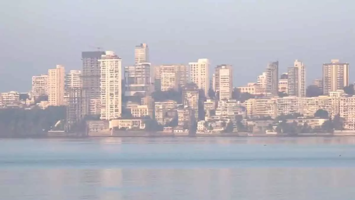 Mumbai : तीन दिनों के गंभीर प्रदूषण के बाद AQI में गिरावट आने से शहर में आसमान साफ हुआ Mumbai : तीन दिनों के गंभीर प्रदूषण के बाद AQI में गिरावट आने से शहर में आसमान साफ हुआ