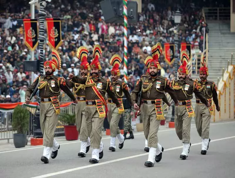 अटारी-वाघा JCP पर कड़ी सुरक्षा के बीच गणतंत्र दिवस समारोह आयोजित किया गया अटारी-वाघा JCP पर कड़ी सुरक्षा के बीच गणतंत्र दिवस समारोह आयोजित किया गया