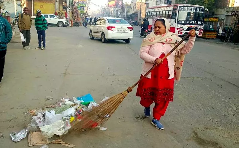 Rohtak की सड़क सफाई व्यवस्था 37 करोड़ रुपये के प्रोजेक्ट से अपग्रेड होने वाली है Rohtak की सड़क सफाई व्यवस्था 37 करोड़ रुपये के प्रोजेक्ट से अपग्रेड होने वाली है