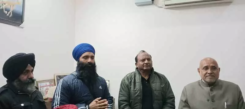 Punjab का शख्स 16 साल बाद ऑस्ट्रिया से घर लौटा Punjab का शख्स 16 साल बाद ऑस्ट्रिया से घर लौटा