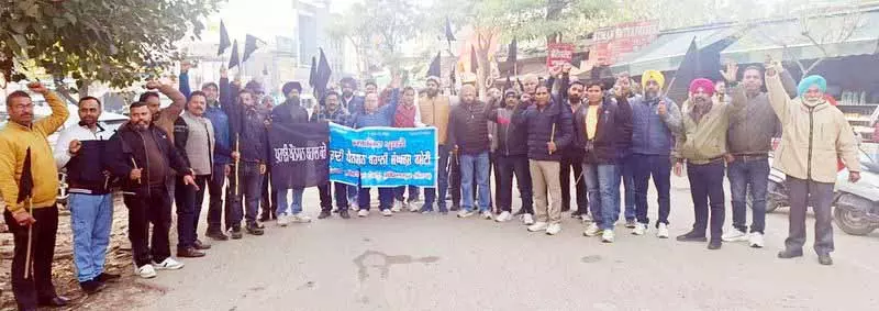 CM को काले झंडे दिखाने की योजना बनाने के आरोप में कर्मचारी नेताओं को हिरासत में लिया गया CM को काले झंडे दिखाने की योजना बनाने के आरोप में कर्मचारी नेताओं को हिरासत में लिया गया