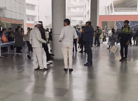 Chandigarh: बम धमकी के बाद बच्चों और अभिभावकों में डर Chandigarh: बम धमकी के बाद बच्चों और अभिभावकों में डर