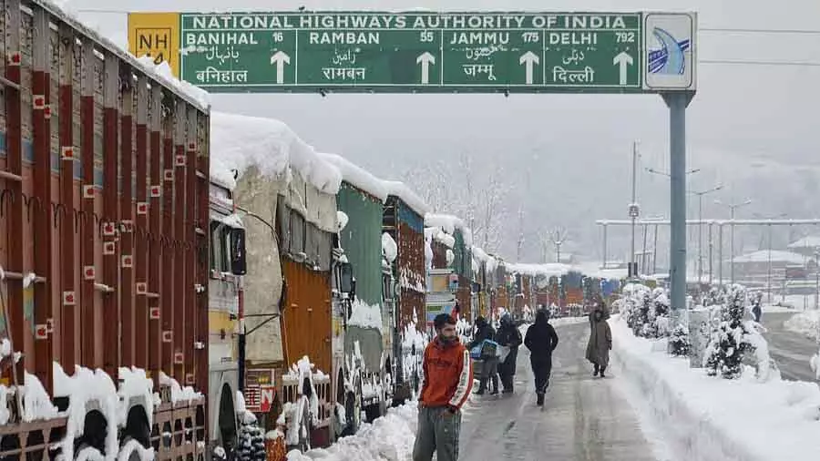 Srinagar-Jammu नेशनल हाईवे दूसरे दिन भी बंद रहने से सैकड़ों पर्यटक फंसे हुए है Srinagar-Jammu नेशनल हाईवे दूसरे दिन भी बंद रहने से सैकड़ों पर्यटक फंसे हुए है