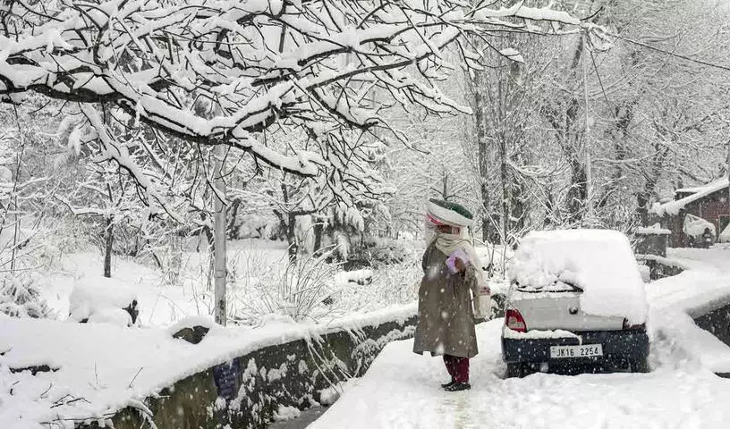 Srinagar: जम्मू नेशनल हाईवे दूसरे दिन भी बंद, सैकड़ों टूरिस्ट फंसे Srinagar: जम्मू नेशनल हाईवे दूसरे दिन भी बंद, सैकड़ों टूरिस्ट फंसे