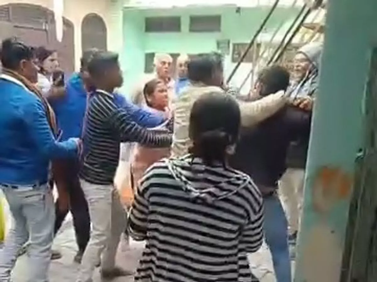 Farrukhabad: लाठी-डंडा और तमंचा मामले में कानूनी कार्रवाई संभव Farrukhabad: लाठी-डंडा और तमंचा मामले में कानूनी कार्रवाई संभव