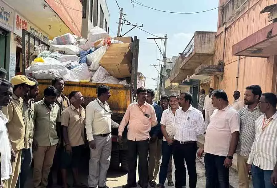 Doddaballapura : तीन टन प्लास्टिक का सामान जब्त किया गया Doddaballapura : तीन टन प्लास्टिक का सामान जब्त किया गया