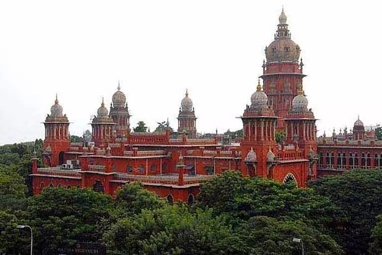 Madras HC ने बेटी का यौन उत्पीड़न करने के आरोपी व्यक्ति की 5 साल की जेल की सज़ा रद्द कर दी Madras HC ने बेटी का यौन उत्पीड़न करने के आरोपी व्यक्ति की 5 साल की जेल की सज़ा रद्द कर दी