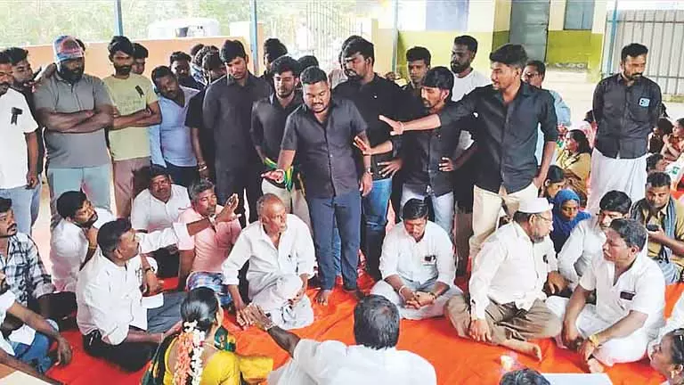 Tamil Nadu: ग्रामीण सुविधाओं की मांग को लेकर काले कपड़े पहनकर ग्राम सभा की बैठकों में शामिल Tamil Nadu: ग्रामीण सुविधाओं की मांग को लेकर काले कपड़े पहनकर ग्राम सभा की बैठकों में शामिल