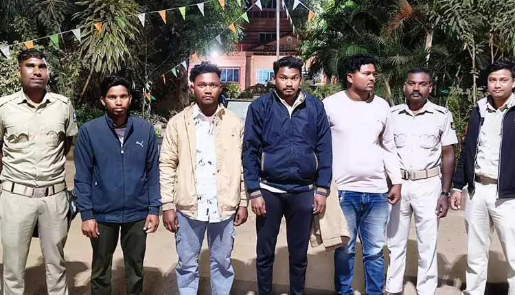 Kalahandi में पुलिस बनकर स्थानीय लोगों से उगाही करने के आरोप में 4 गिरफ्तार Kalahandi में पुलिस बनकर स्थानीय लोगों से उगाही करने के आरोप में 4 गिरफ्तार