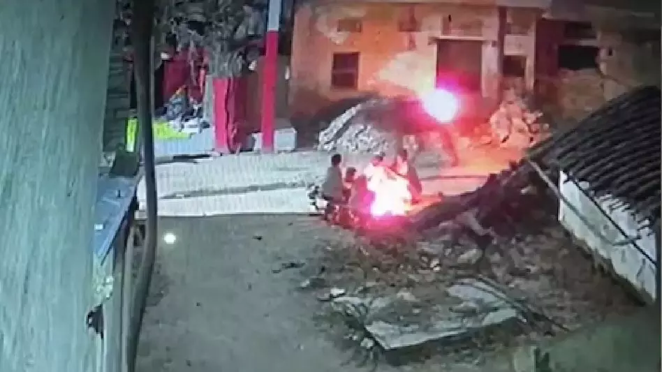 सांड को पेट्रोल से जला रहे थे बदमाश, गौ सेवा समिति ने बचाई जान सांड को पेट्रोल से जला रहे थे बदमाश, गौ सेवा समिति ने बचाई जान