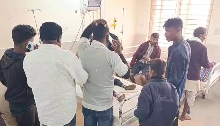Bhadrak में पुल से मोटरसाइकिल गिरने से तीन साल के बच्चे की मौत, माता-पिता घायल Bhadrak में पुल से मोटरसाइकिल गिरने से तीन साल के बच्चे की मौत, माता-पिता घायल
