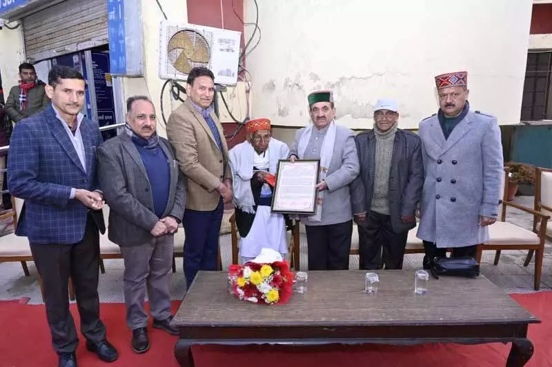 HPU ने 98 साल के स्वतंत्रता सेनानी सहज राम शर्मा को सम्मानित किया HPU ने 98 साल के स्वतंत्रता सेनानी सहज राम शर्मा को सम्मानित किया