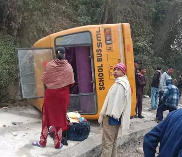 Palampur के पास बस पलटने से छह छात्र घायल Palampur के पास बस पलटने से छह छात्र घायल
