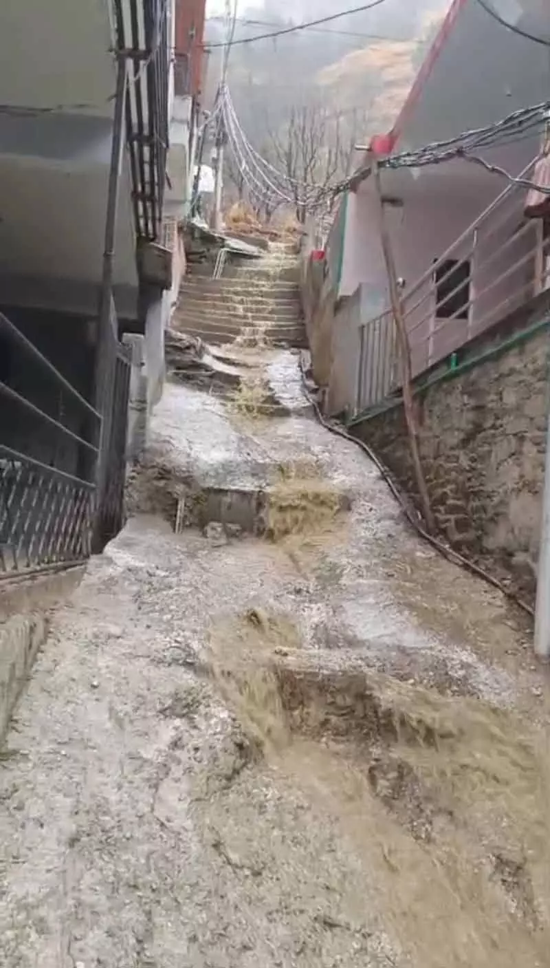 Kullu के इनर अखारा बाज़ार इलाके में लगातार बारिश से आपदा का खतरा फिर से बढ़ गया है Kullu के इनर अखारा बाज़ार इलाके में लगातार बारिश से आपदा का खतरा फिर से बढ़ गया है