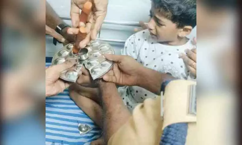 बच्ची की उंगलियां idli के बर्तन के छेद में फंस गई; फायरफाइटर्स ने उसे बचाया बच्ची की उंगलियां idli के बर्तन के छेद में फंस गई; फायरफाइटर्स ने उसे बचाया
