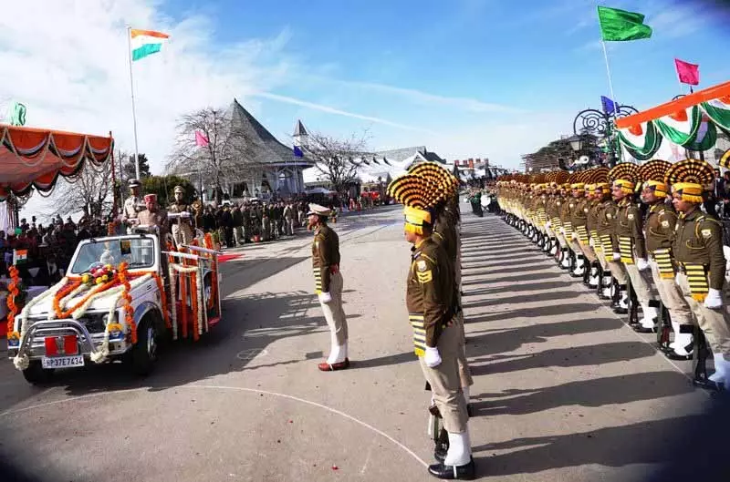 हिमाचल के राज्यपाल ने Shimla के रिज पर तिरंगा फहराया हिमाचल के राज्यपाल ने Shimla के रिज पर तिरंगा फहराया