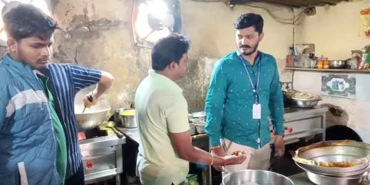 Bhubaneswar BMC ने खंडागिरी मेले में बासी खाने पर कार्रवाई की Bhubaneswar BMC ने खंडागिरी मेले में बासी खाने पर कार्रवाई की